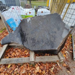 Akmuo sodo dekoracijai Black basalt monolitas Trakai