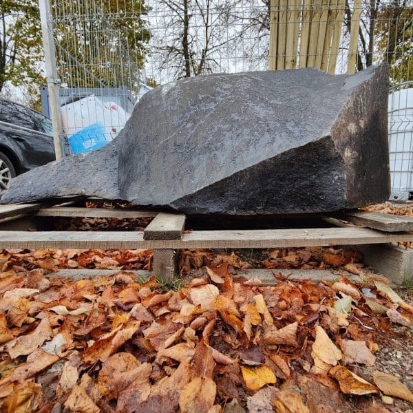 Akmuo sodo dekoracijai Black basalt monolitas Trakai