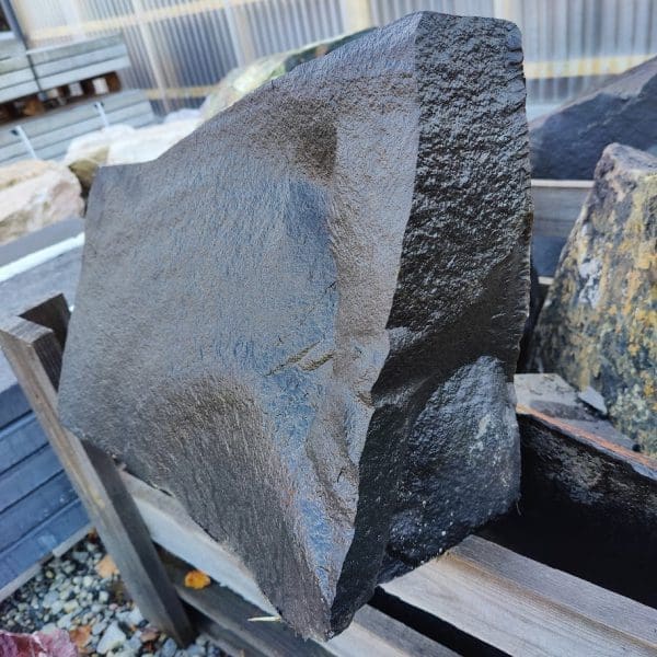 Akmuo sodo dekoracijai Black basalt monolitas Vilnius