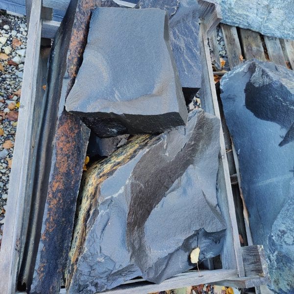 Akmuo sodo dekoracijai Black basalt monolitas Vilnius