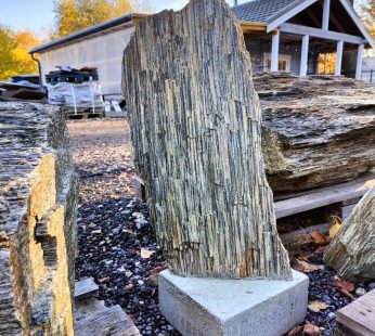 Gneiss monolitas su betoniniu pagrindu