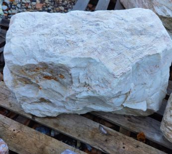 White marianna monolitas