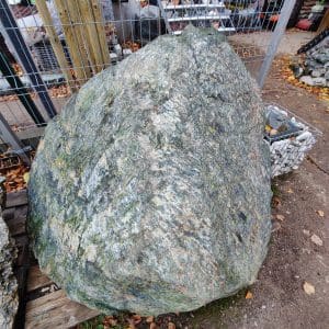 Akmuo sodo dekoracijai Žalias serpantinas monolitas Trakai