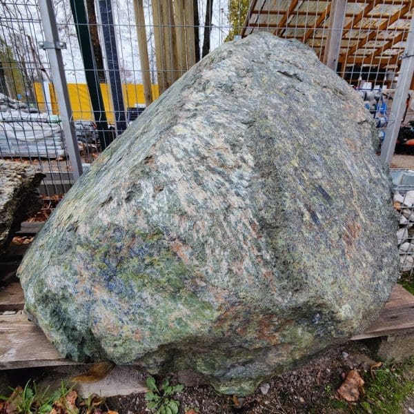 Akmuo sodo dekoracijai Žalias serpantinas monolitas Trakai
